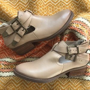 Super cute light tan ankle boots!